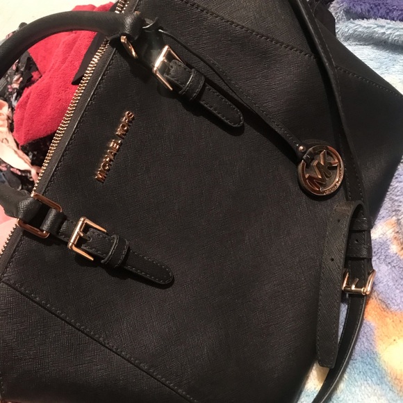 Black Michael Kors crossbody - Picture 2 of 2